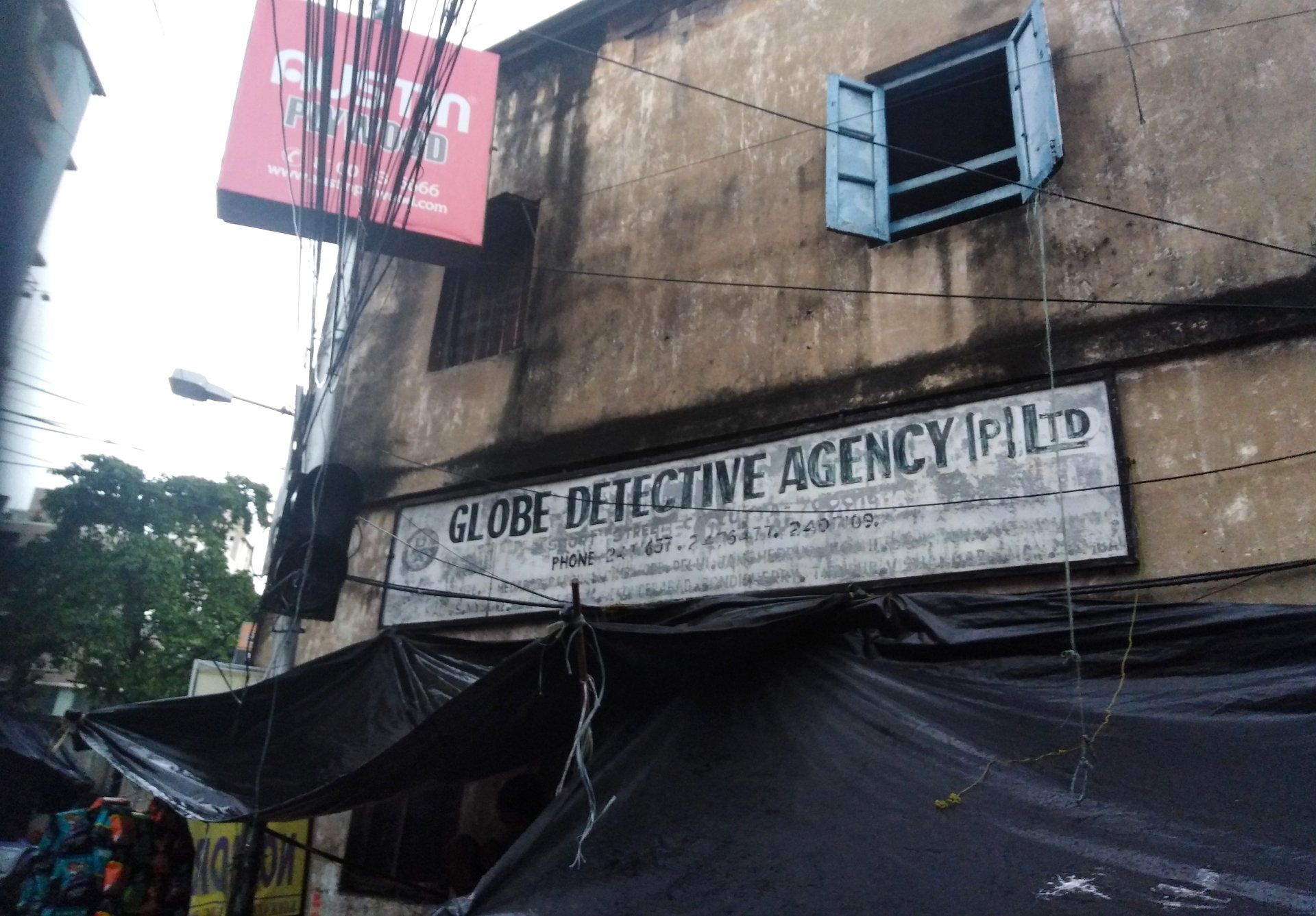 handgemaltes Schild eines Detekiv Büro in Calcutta