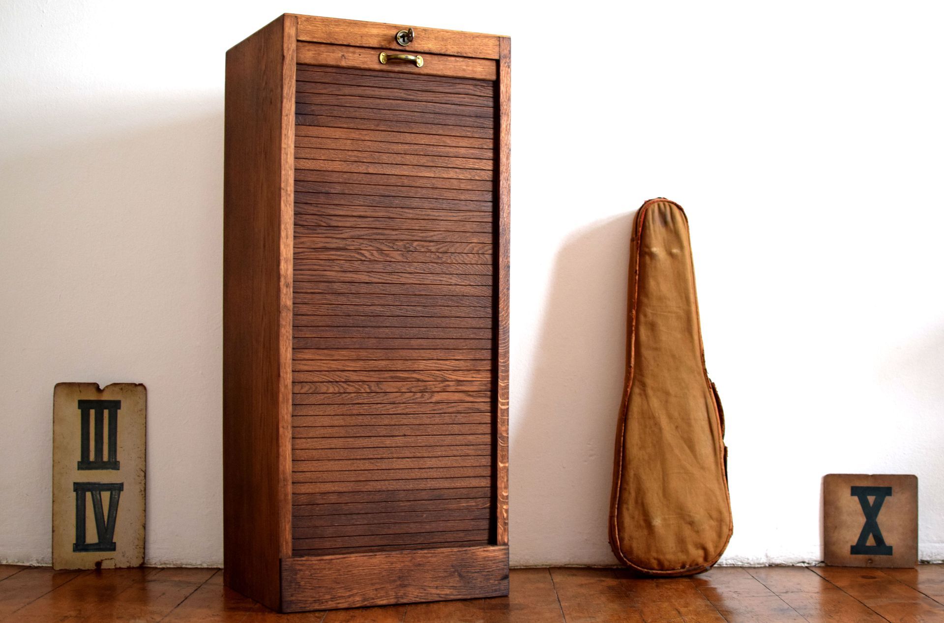 halbhoher Rollladenschrank aus Eichenholz