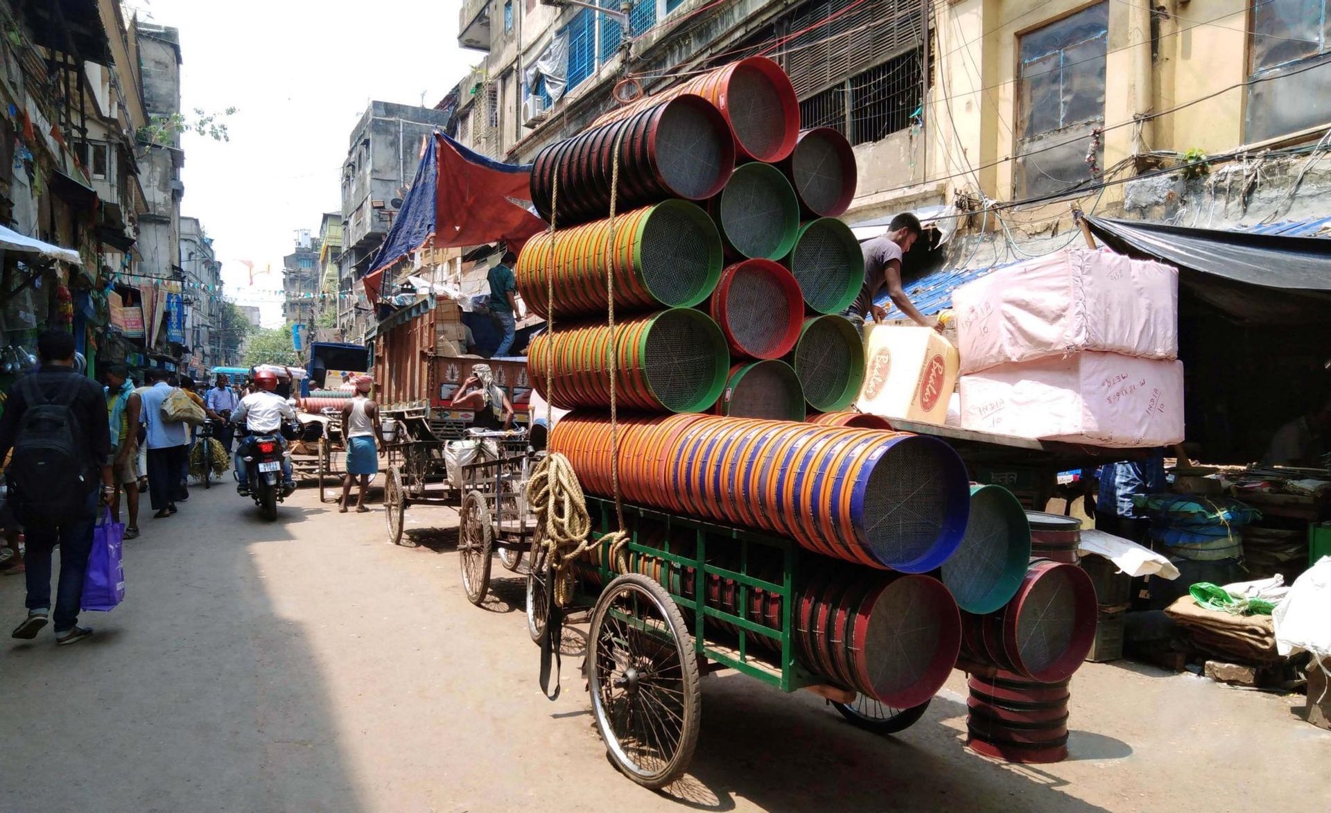 Seitenstraße in Burra Bazar Kalkutta,Handelwaren werden verladen