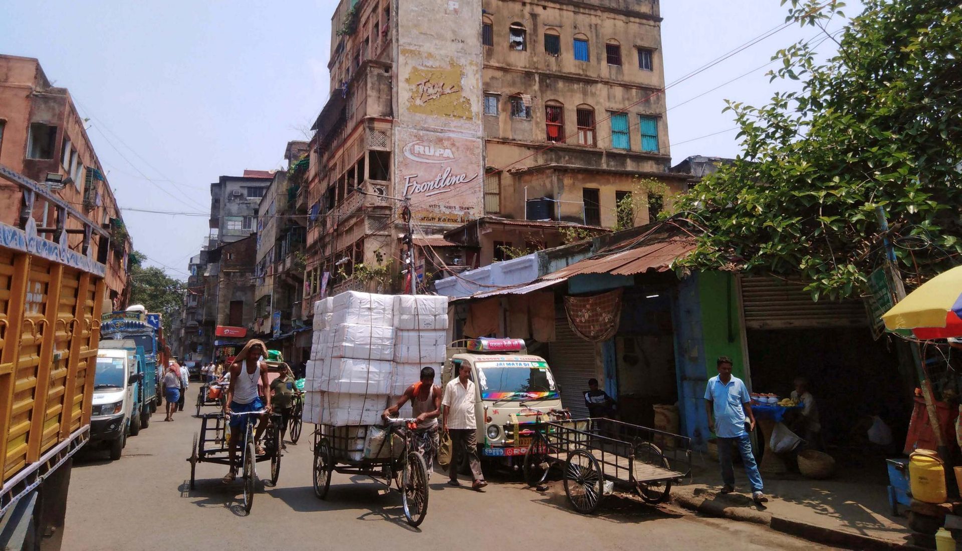 Zuwanderer bei  der Arbeit in Kalkutta auf einer Straße in Badabazar