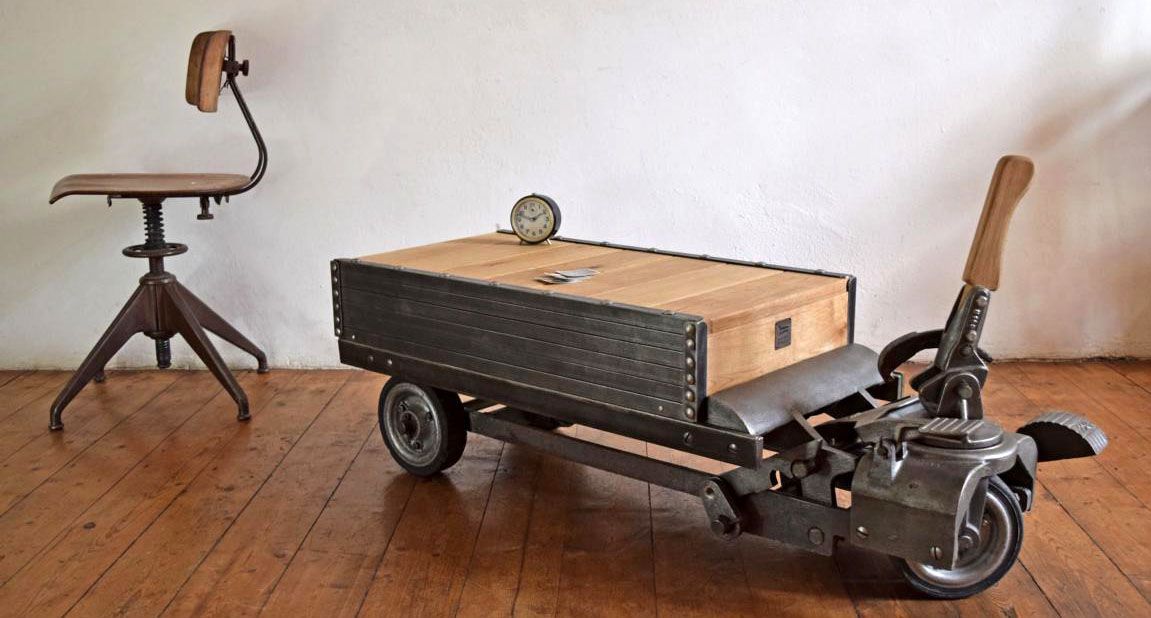 Alter Hubwagen mit einem Aufbau aus Holz und Metall