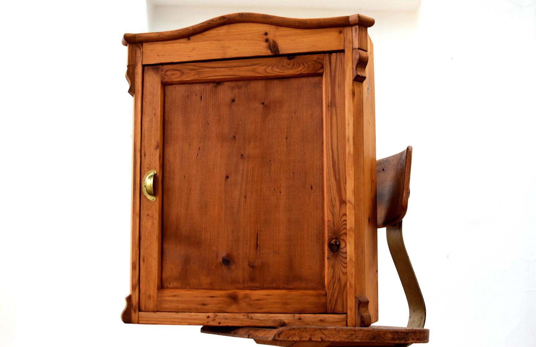 Holz-Wandschrank aus den 1930er Jahren mit wenig Zierde
