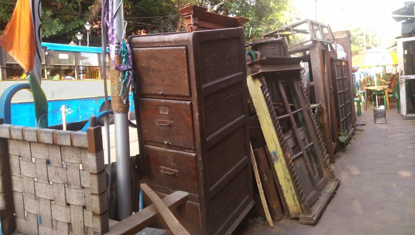 großer antiker Apothekerschrank aus Teakholz auf einem Fußweg in Kalkutta.