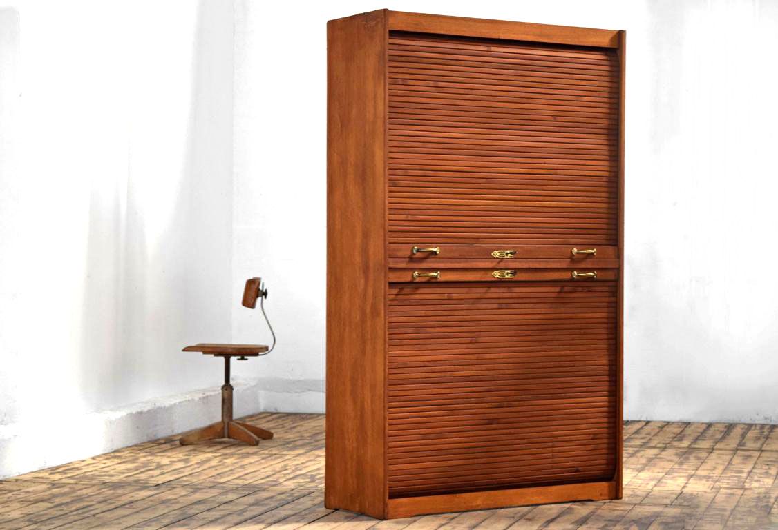 antiker Rollladenschrank in der reduzierten Form des Bauhaus