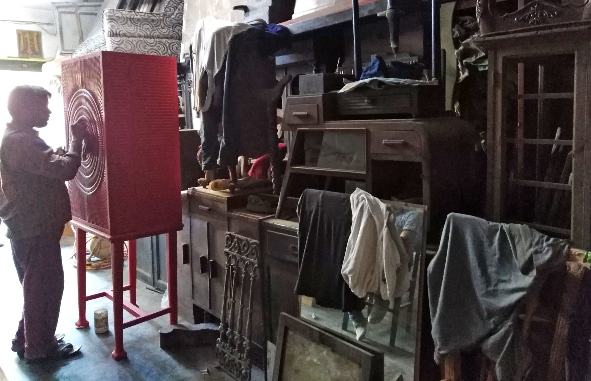 malender Möbelrestaurator in Indien Kalkutta