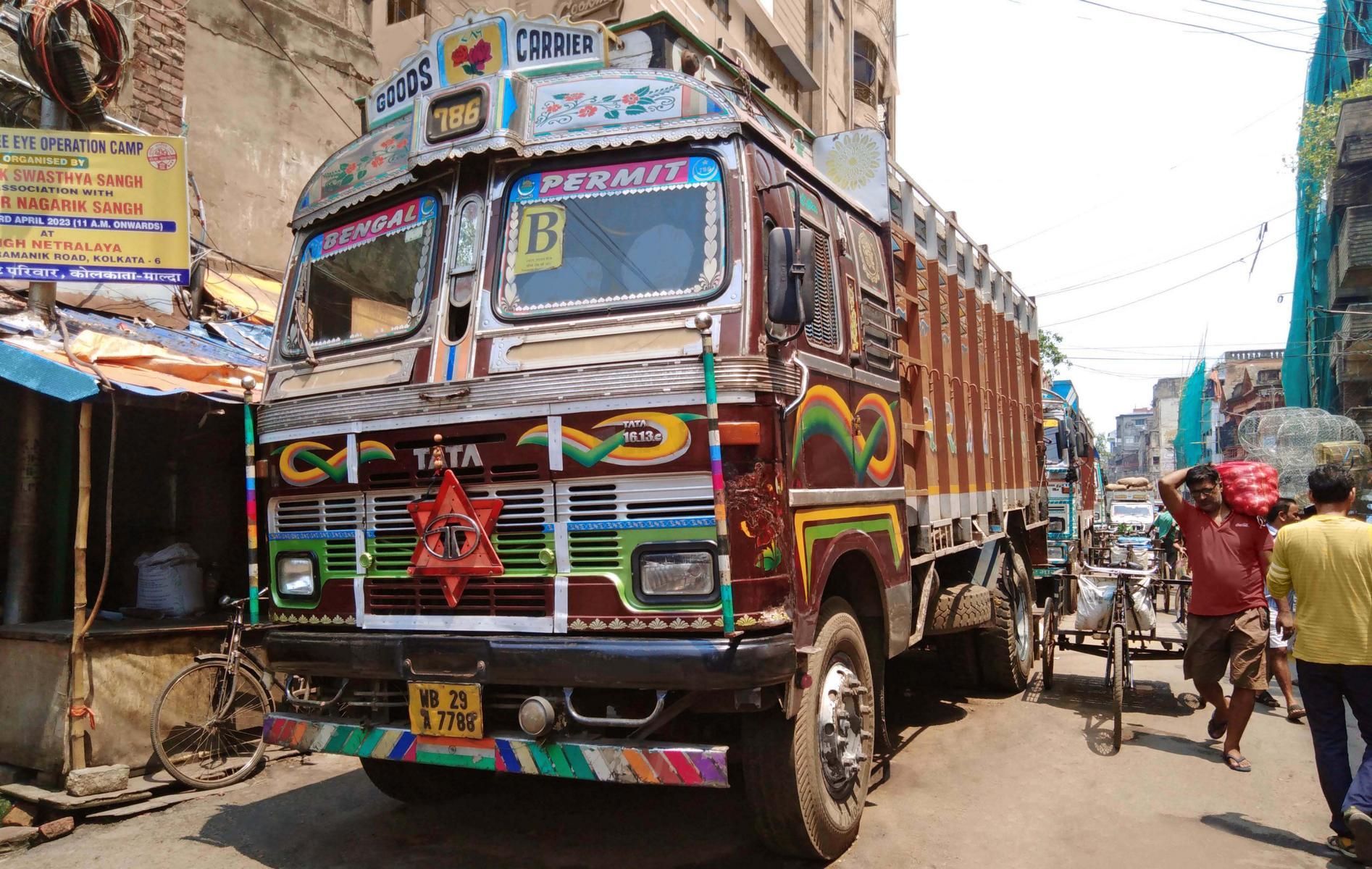 Reihe von bemalten LKW in Kalkutta