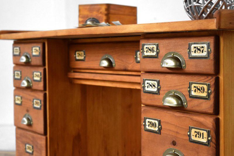 Kombinationen aus Schubladenschrank und Tisch sind expressiv