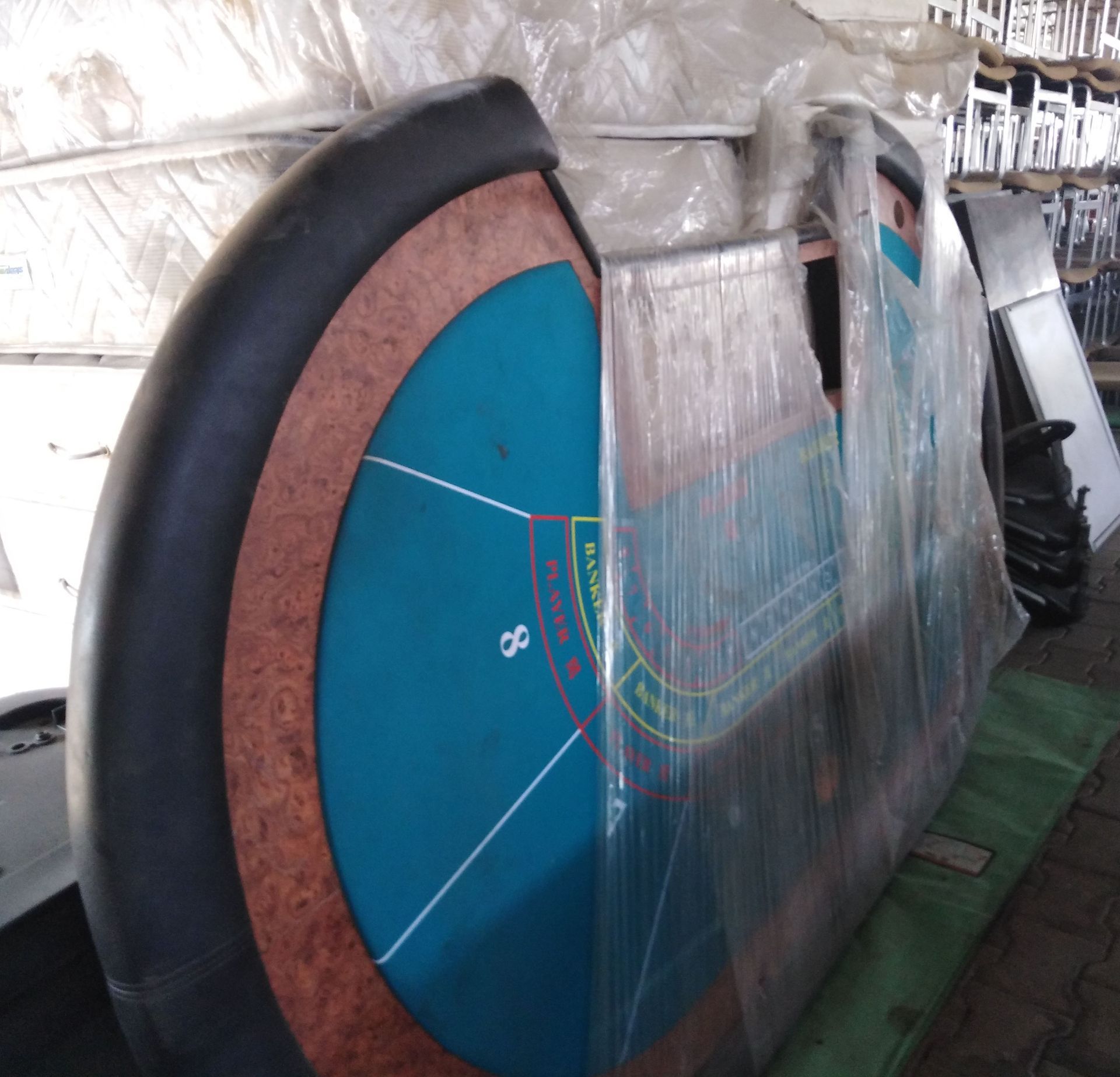 antiker Roulett- tisch an einem Stapel Kabinenmatratzen aus einem alten Kreuzfahrtschiff