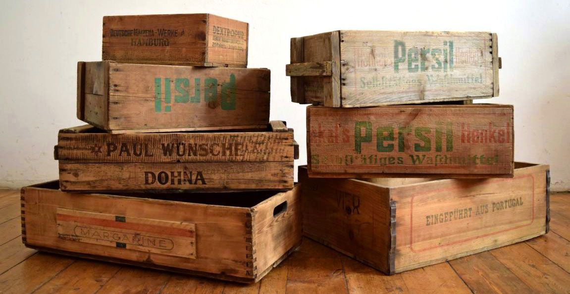 Holzkisten mit Werbung von Persil (Henkel)