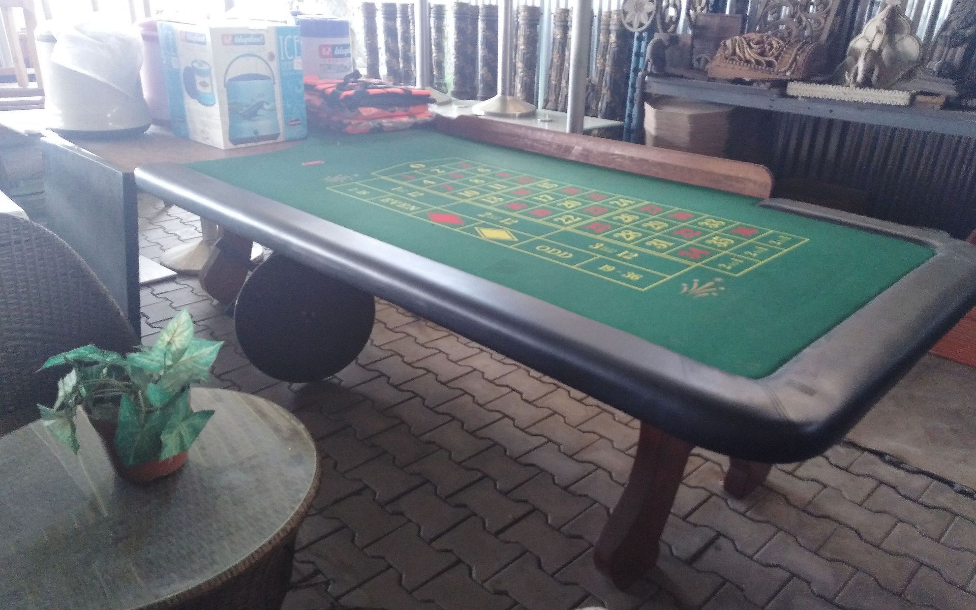 antiker Spieltisch aus dem Kasino eines alten Kreuzfahrtdampfers