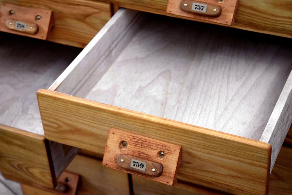 geöffnete Schublade einer alten Schubladenkommode