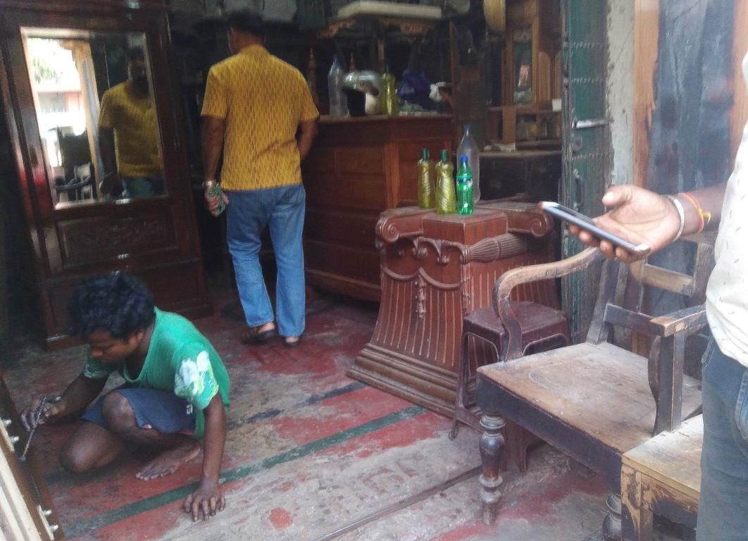 Möbelrestaurator in Indien bei der Arbeit an einer Schellack-Politur 