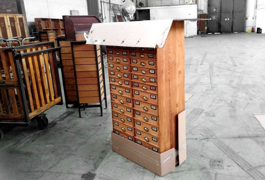 antiker Schubladenschrank beim Verpacken Box in Box