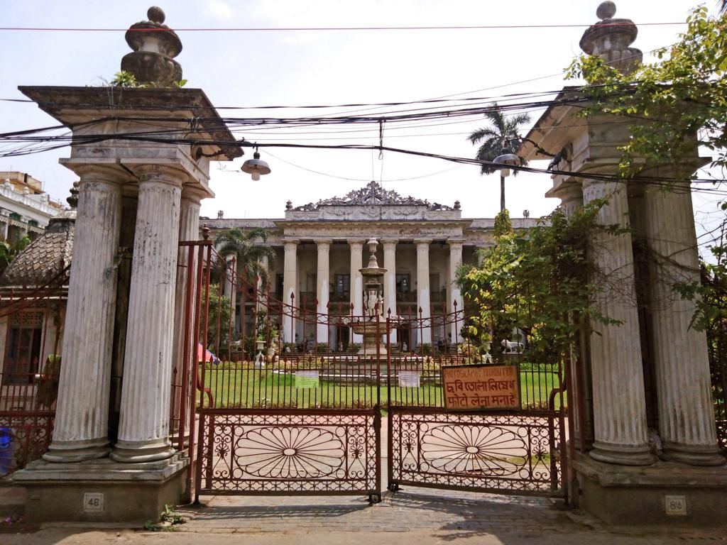 Portal vor dem Gebäude Marble Palace in Kalkutta