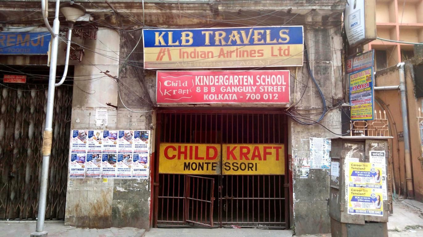 Eingang eines Kindergarten und Montessori Schule in Kalkuta