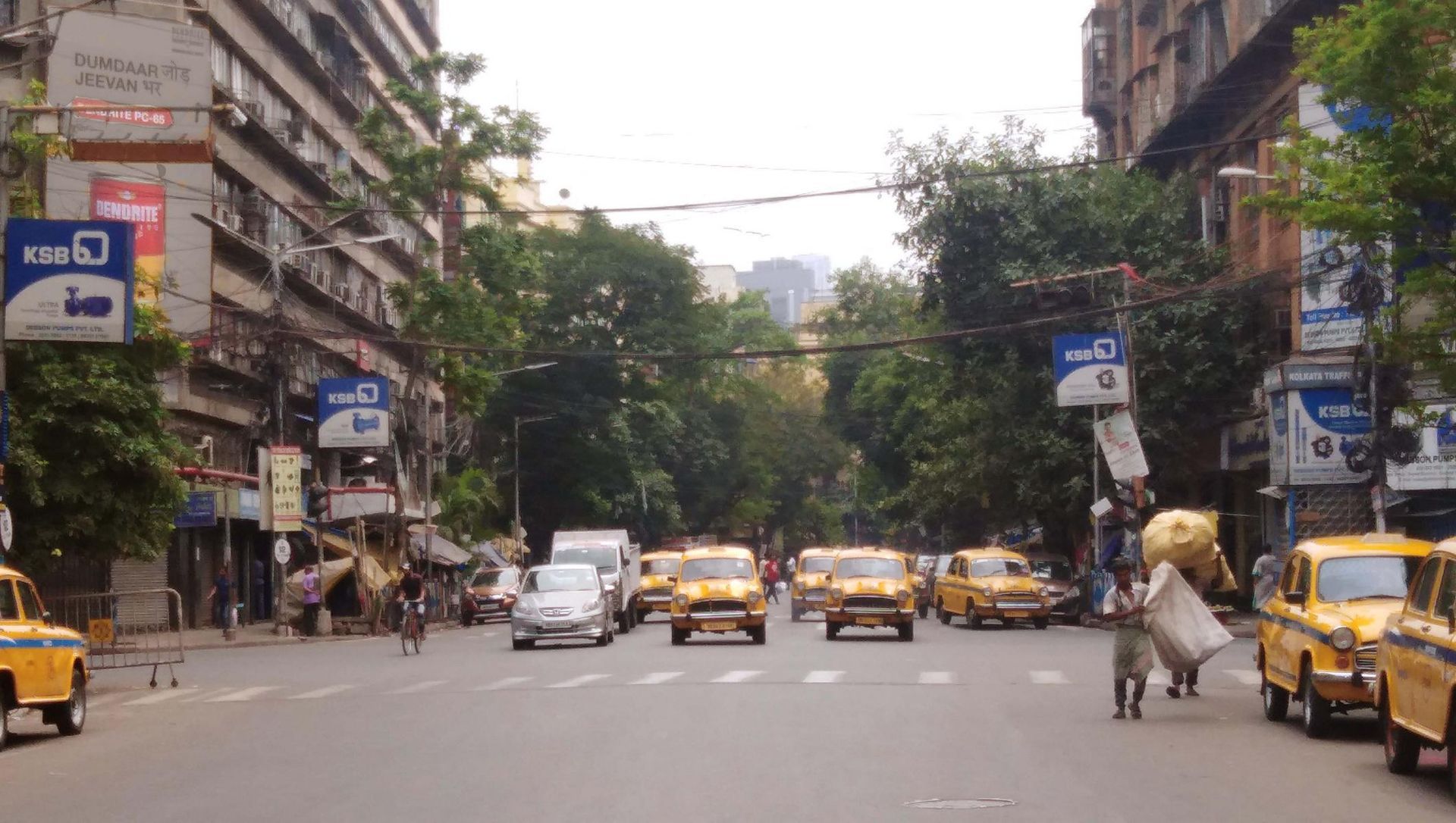 Straßenbild aus Dalhousie Square in Kalkutta mit Taxis