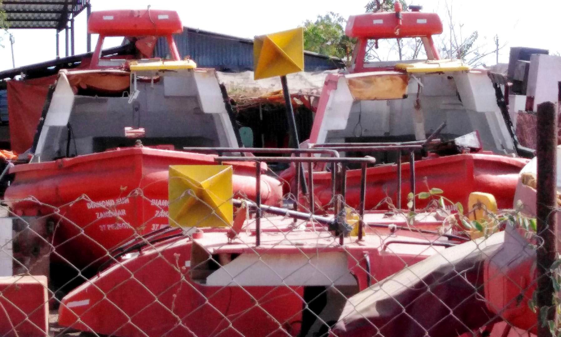 Rettungsbote der Diamond Sun Tansania Zanzibar Sansibar auf der Abwrackwerft Alang