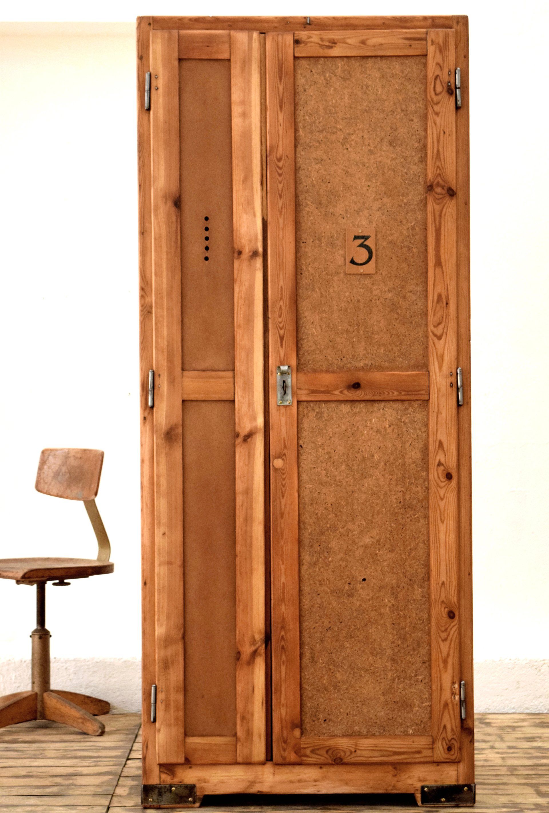 Spind Holz Antik Vintage Alt IndustrieDesign Loft Bauhaus Kleiderschrank Fabrik Möbel