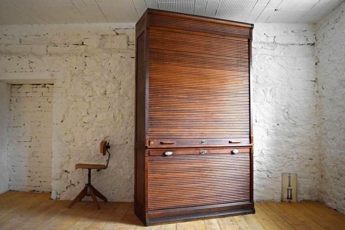 antiker Rollladenschrank aus Eichenholz (um 1920)