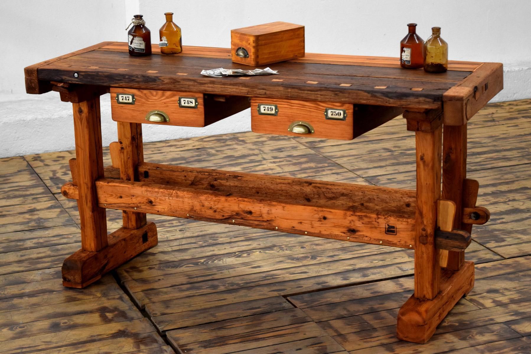 Antike Werkbank, komplett aus Holz, Beschläge aus Messing, mit zwei Schubladen