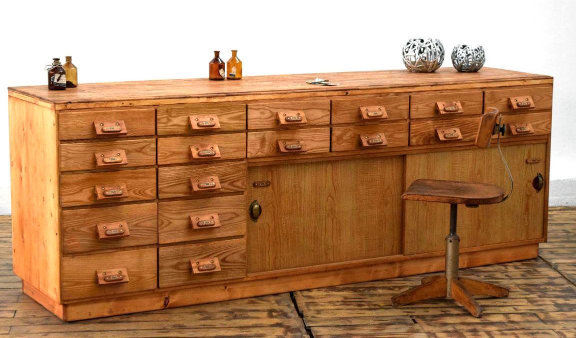 antiker Schubladenschrank aus Massivholz