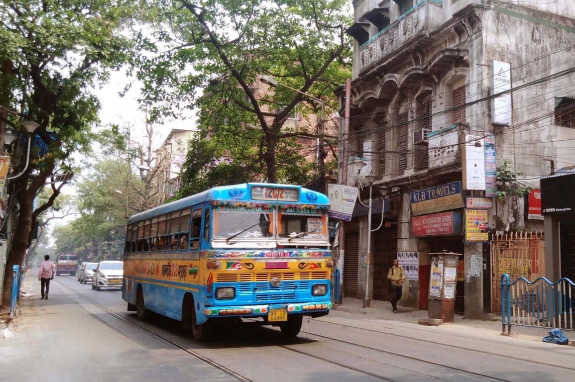 farbenfroh gestalteter Bus an einem Sonntag in Old Kalkutta