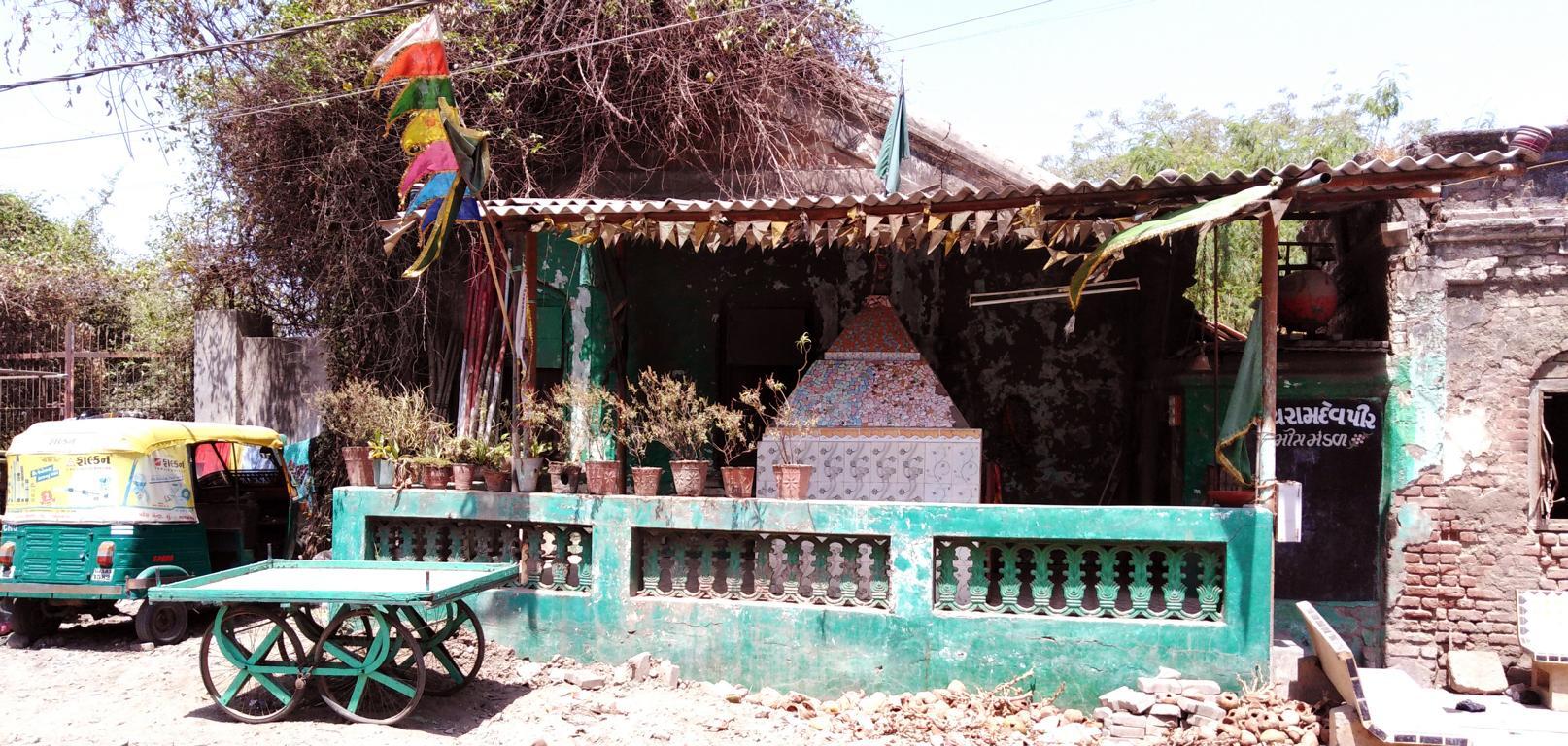 Fassade eines kleinen Hindu Tempel bei der Abwrackwerft von Alang