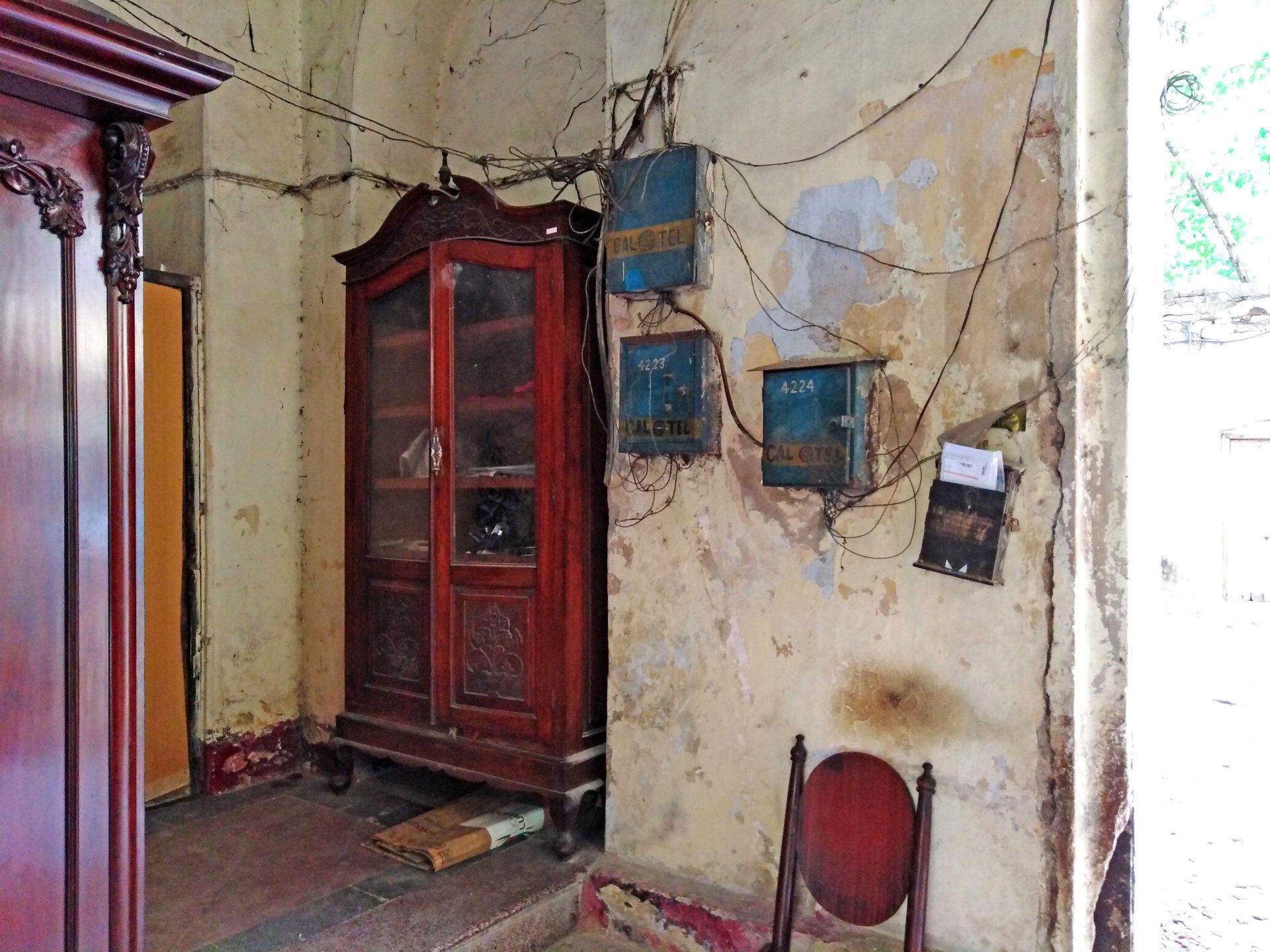 antiker Schrank im Treppenhaus eines Antiquitätengeschäfts in Kalkutta