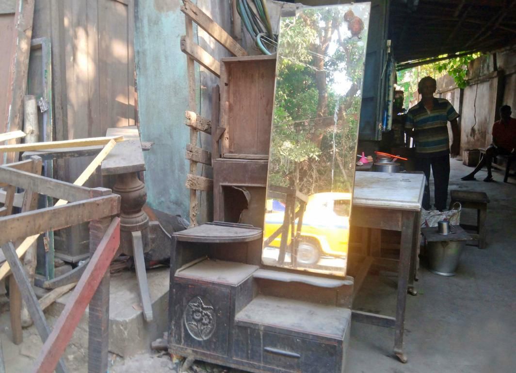 Gang zu einem Innenhof mit Antikmöbel-Läden in Kalkutta Indien.