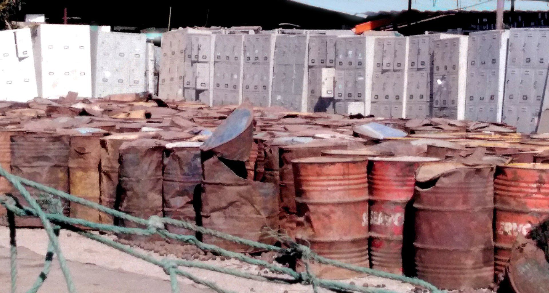 rostige alte Fässer und Metallspinde bei den Abwrackwerften von Alang