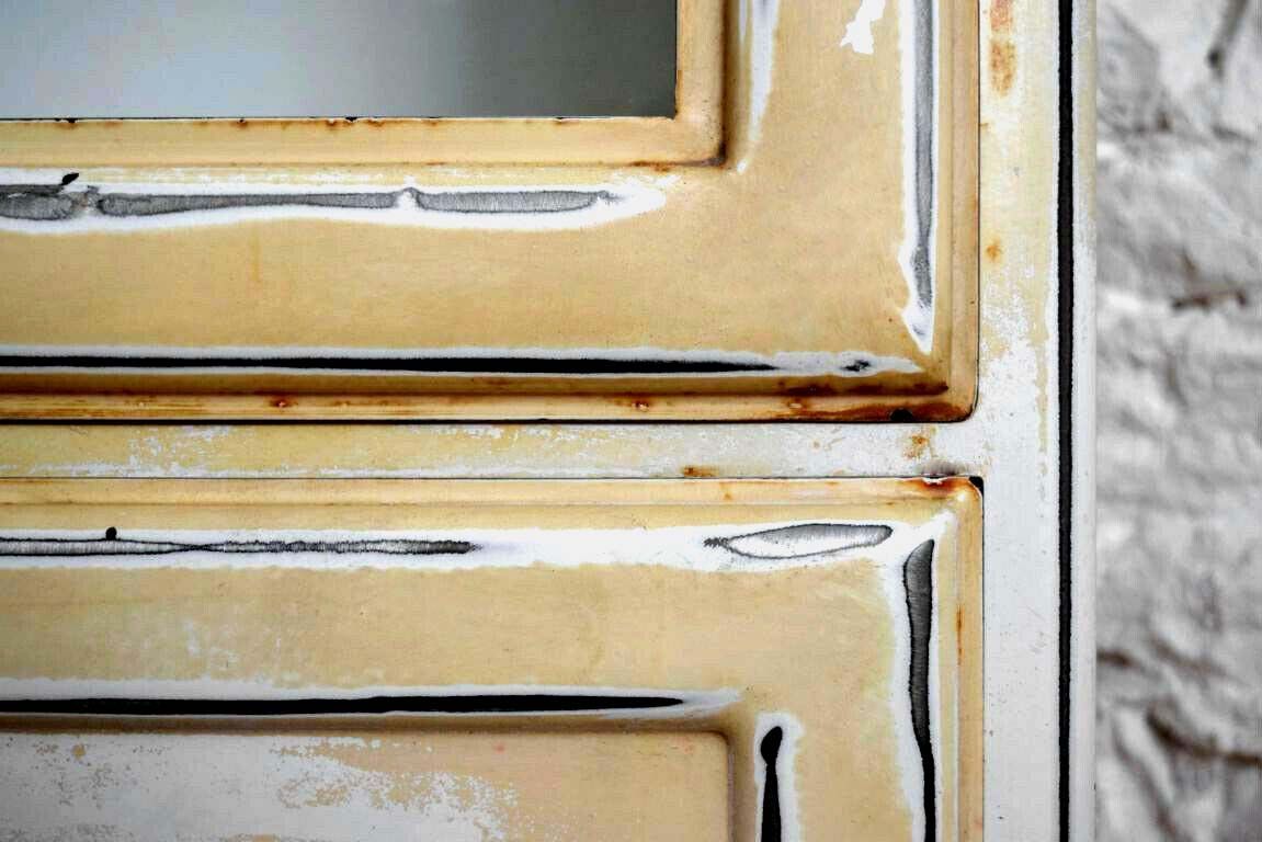 Türen einer alten restaurierten Apothekervitrine