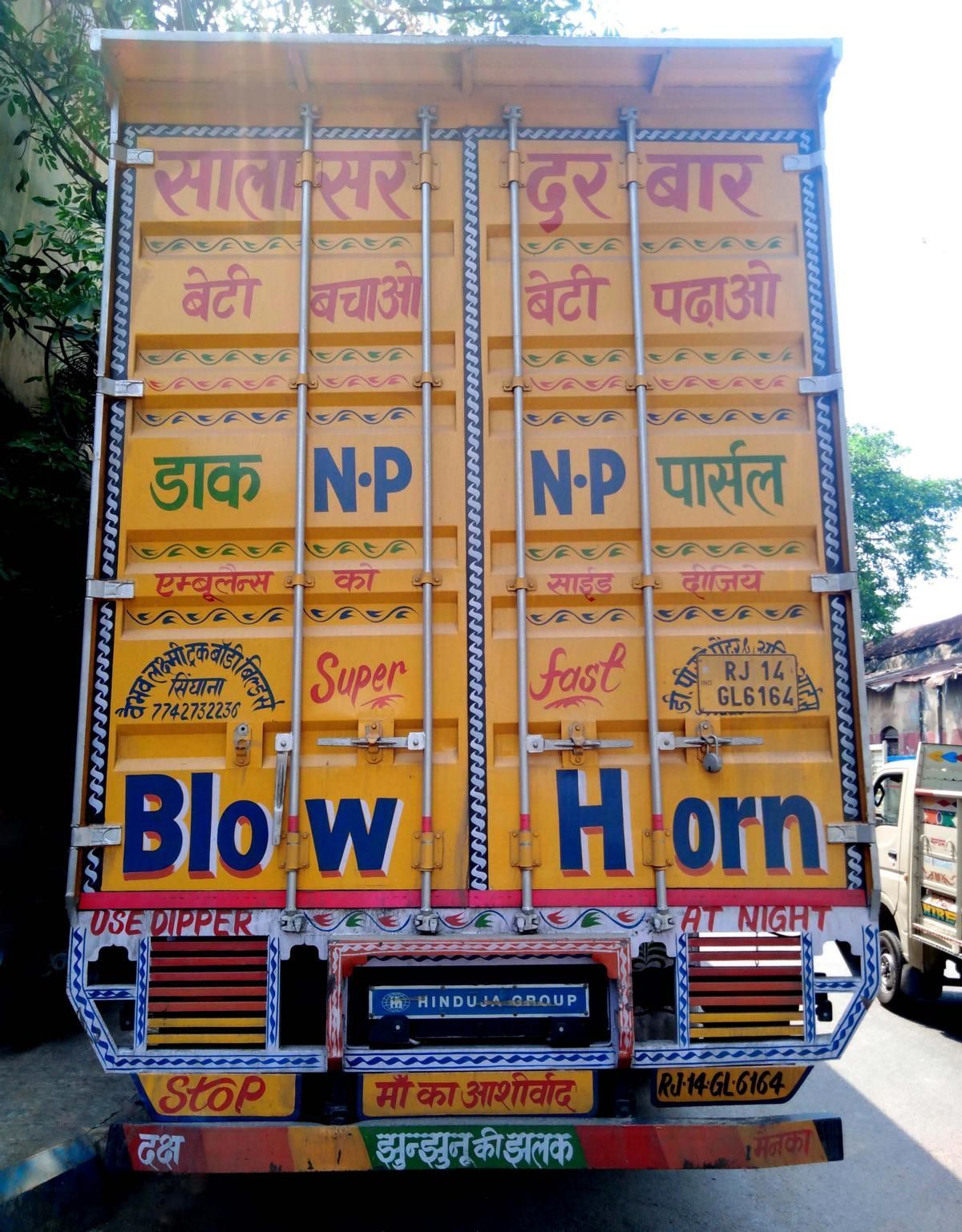 Rückseite eines indischen LKW mit handgemalten Schriftzügen