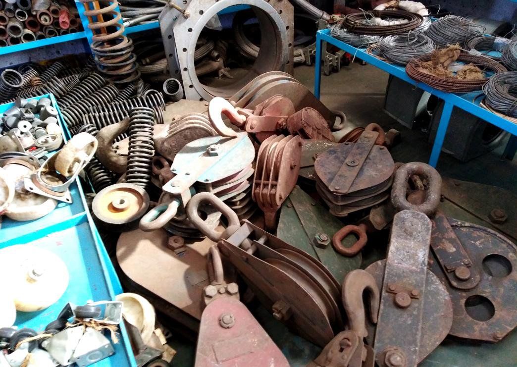 Umlenkrollen und Haken aus Schiffen der Abwrackwerft Alang