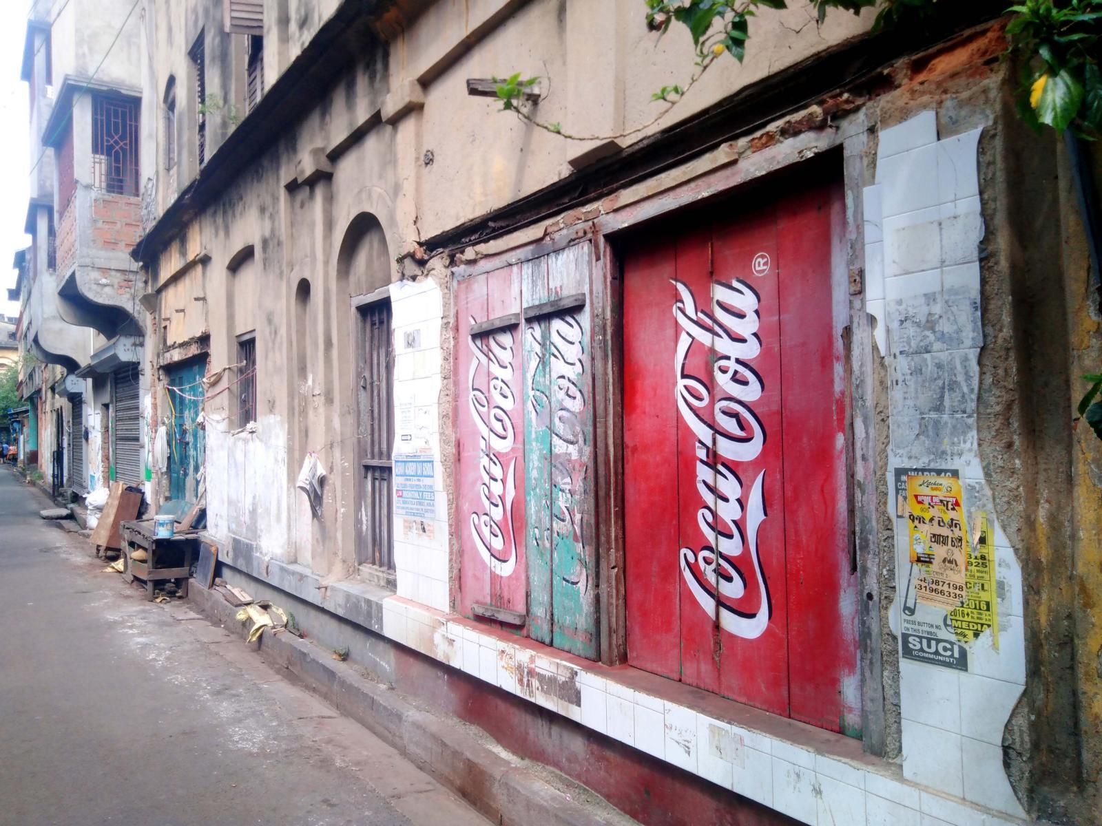 Fensterläden mit antiker handgemalter Coca Cola Werbung Kalkutta