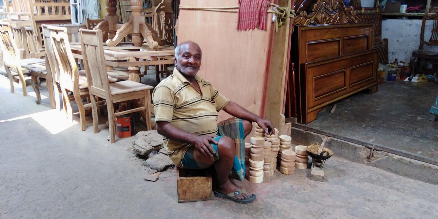 Möbelrestaurator bei der Arbeit mit Knochenleim in Kalkutta Indien