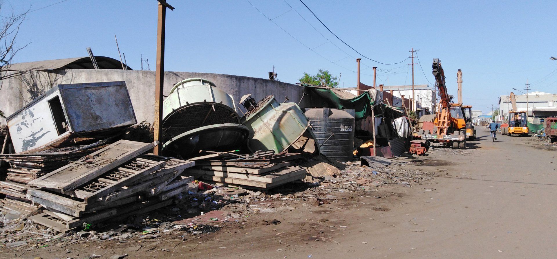 Der Wegrand einer Straße im Industrie Park Bhavnagar mit Schiffsschrott von den Abwrackwerften bei Alang
