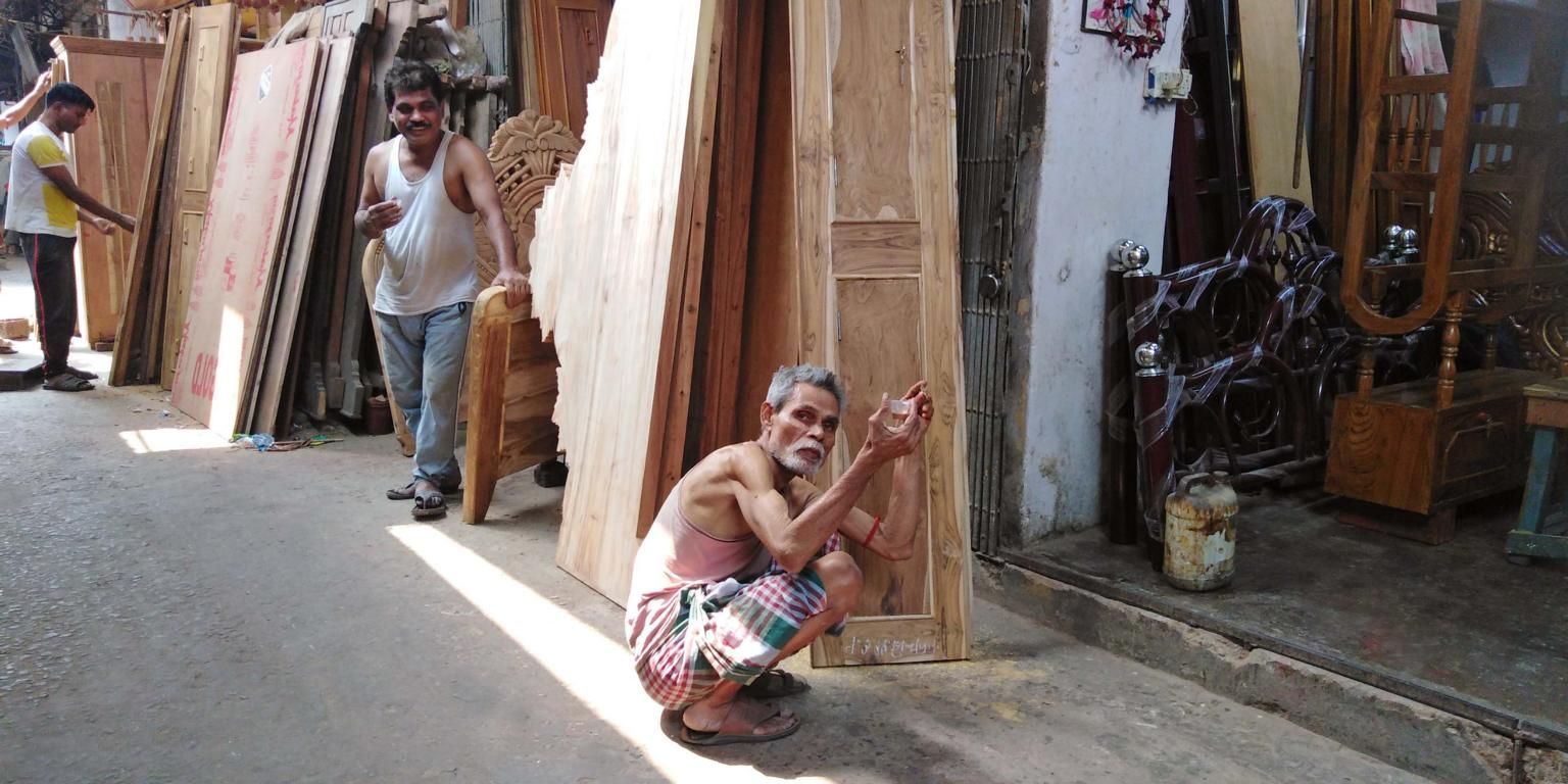 Kalkuttas Möbelrestauratoren bei einer Arbeitspause in Indien