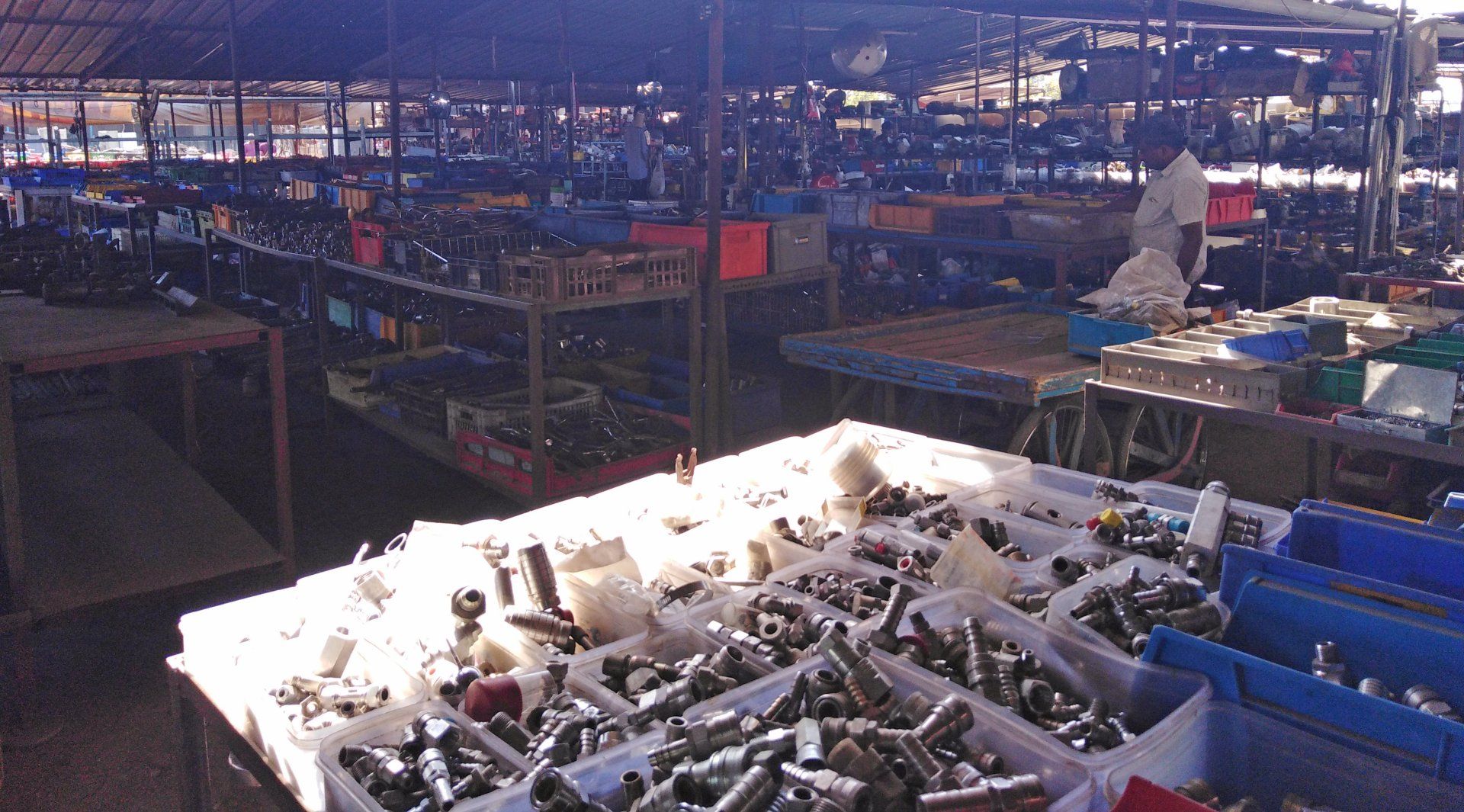 Werkzeugmarkt in der Nähe der Abwrackwerften von Alang in Bhavnagar