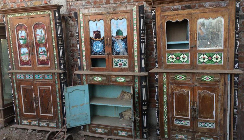 drei unrestaurierte bemalte indische Hochzeitsschränke