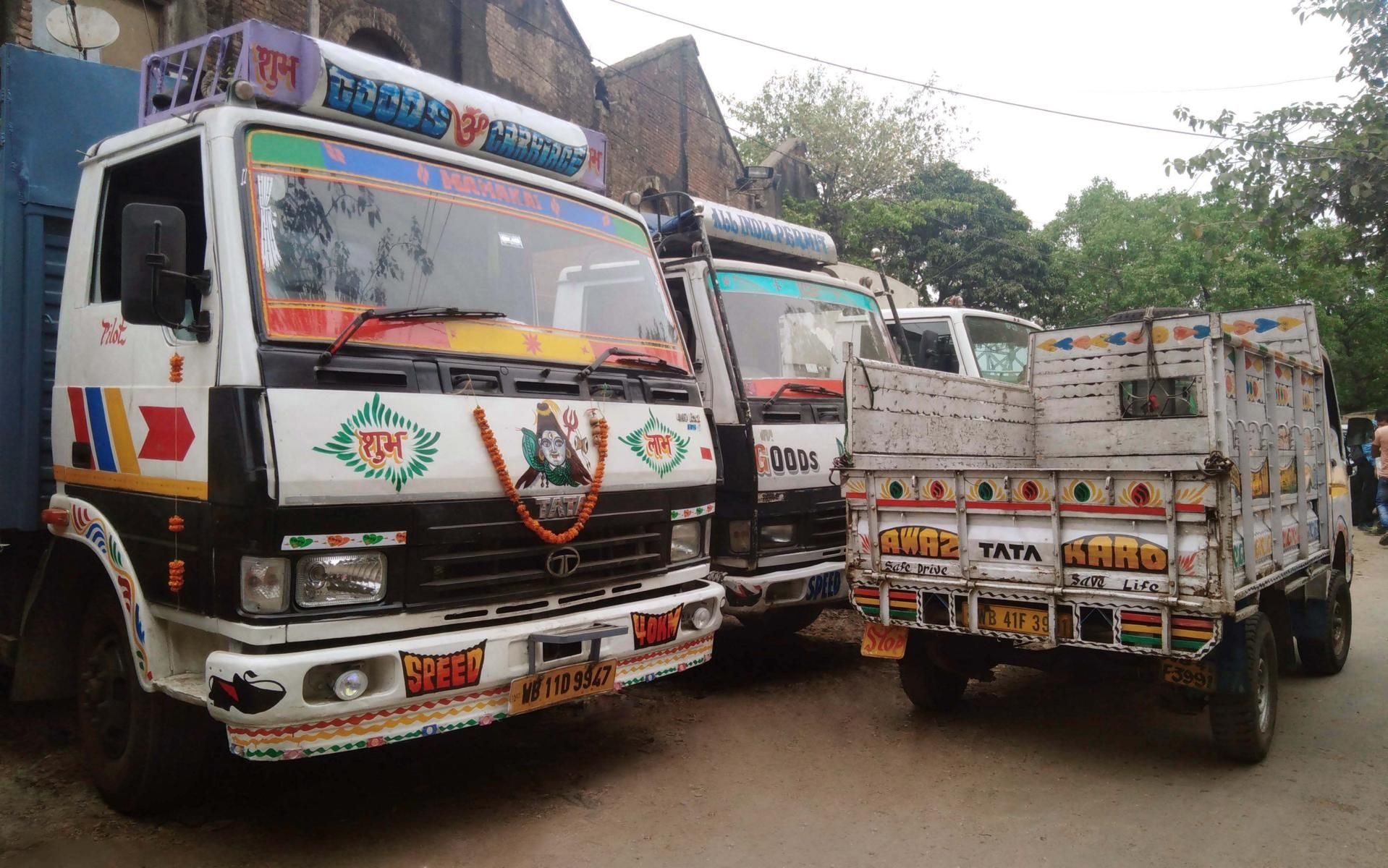 kleinere indische LKW mit südasiatischer Fahrzeugkunst am Blumenmarkt in Kalkutta