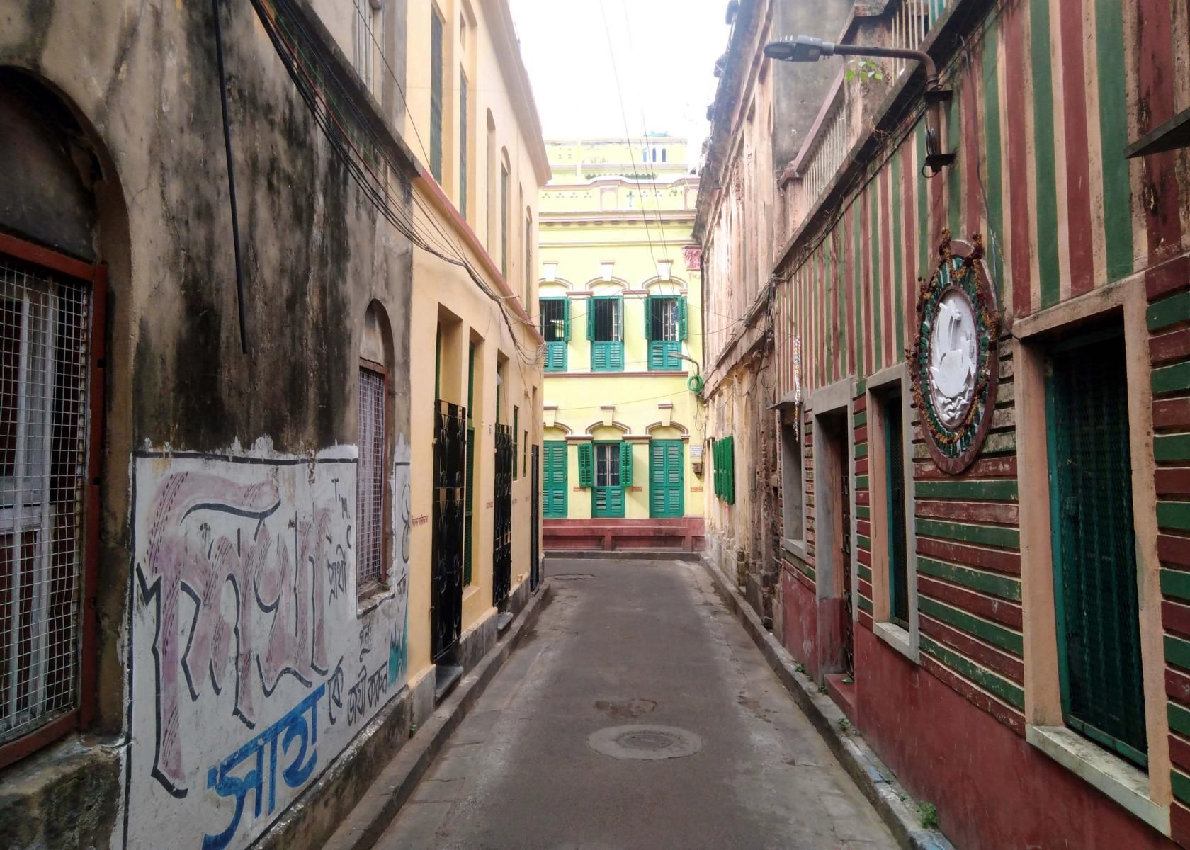 Stadtbild abgelebter Fassaden in Kalkutta