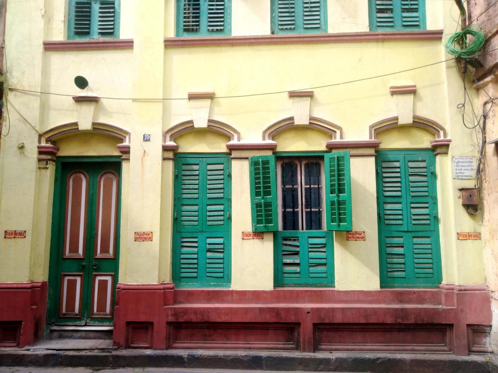 gepflegter Hauseingang und drei Fenster in Kalkutta