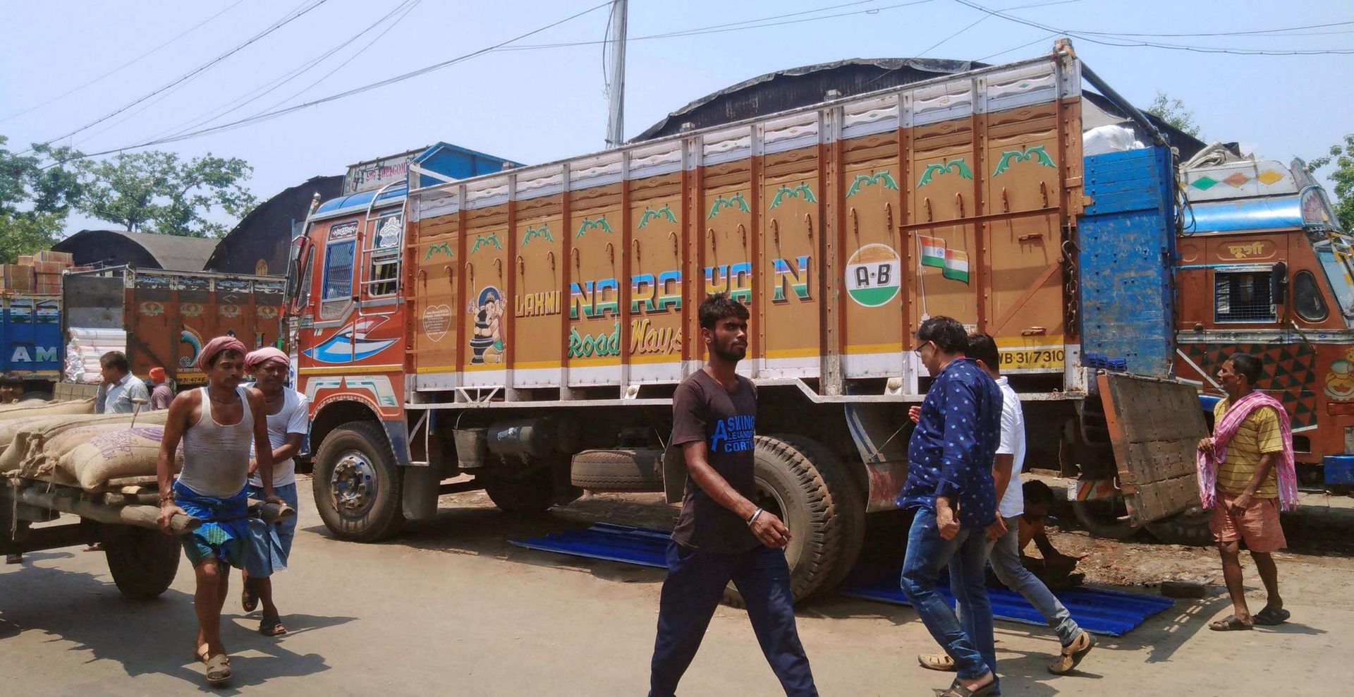 stehender Truck in Kalkutta am Barrabazar während der Beladung
