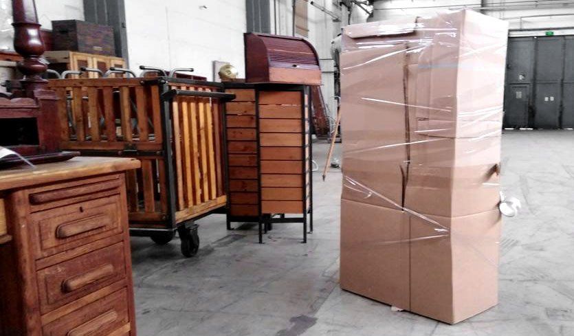 Schubladenschrank antik in Pappe eingepackt