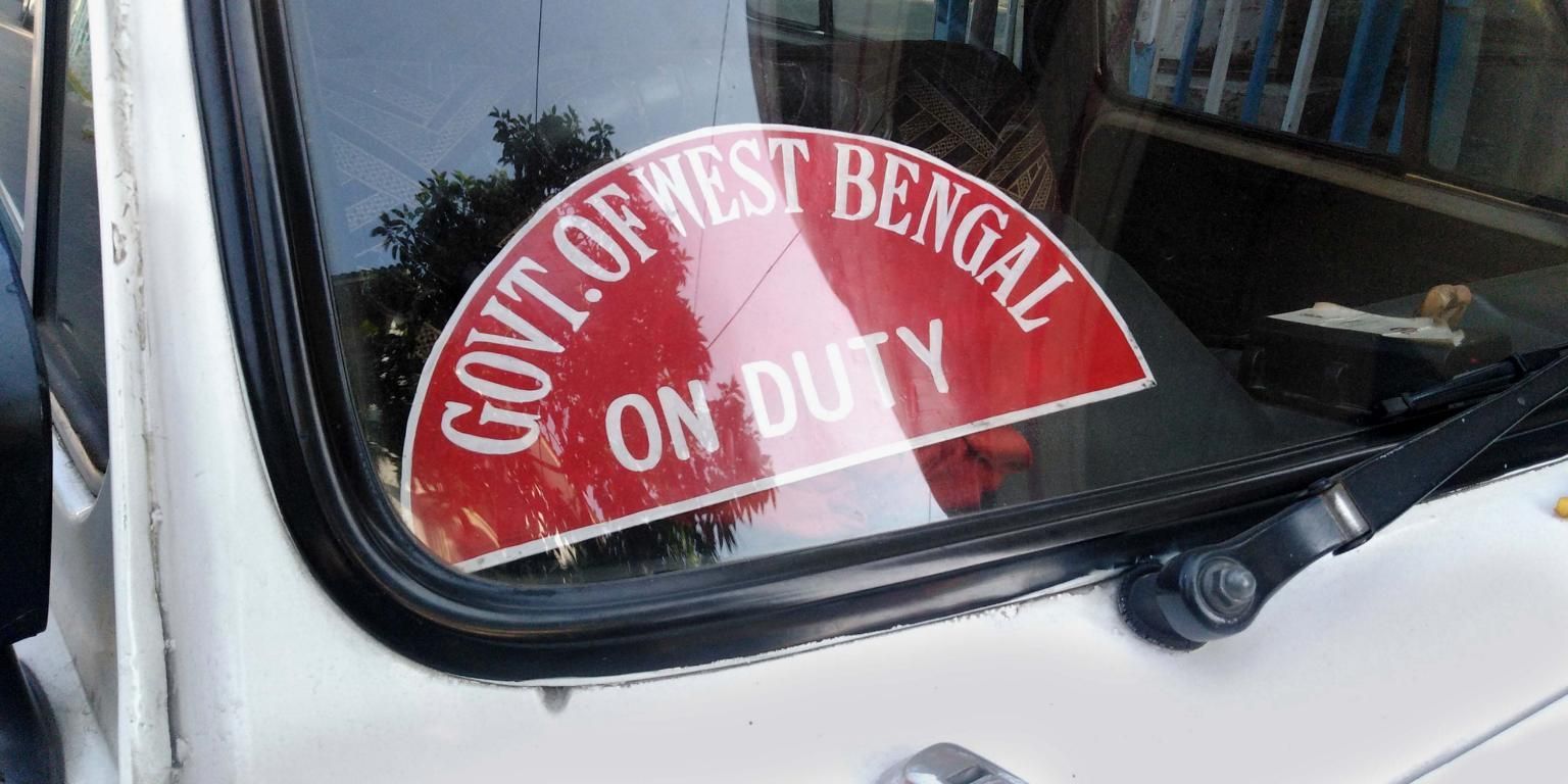  Hindustan Ambassador mit Schild hinter der Windschutzscheibe