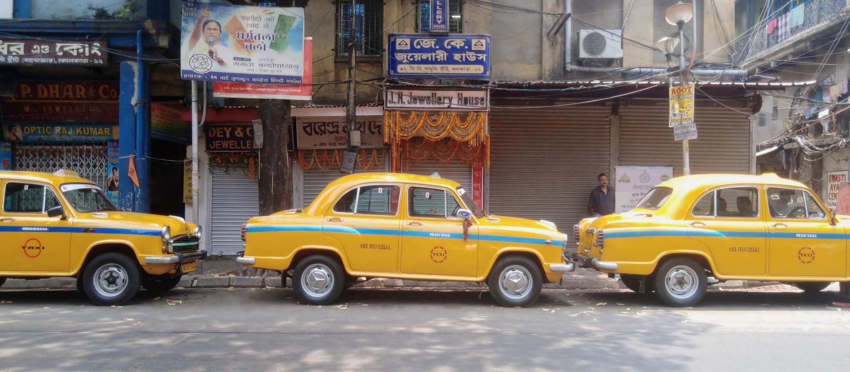 drei Taxis Hindustan Ambassador parken Straßenrand in Kalkutta 