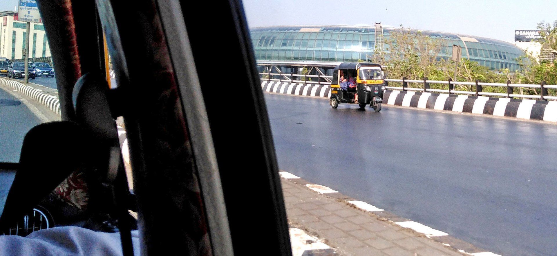 Blick von Außen auf der Zufahrtstraße auf den Flughafen Mumbai