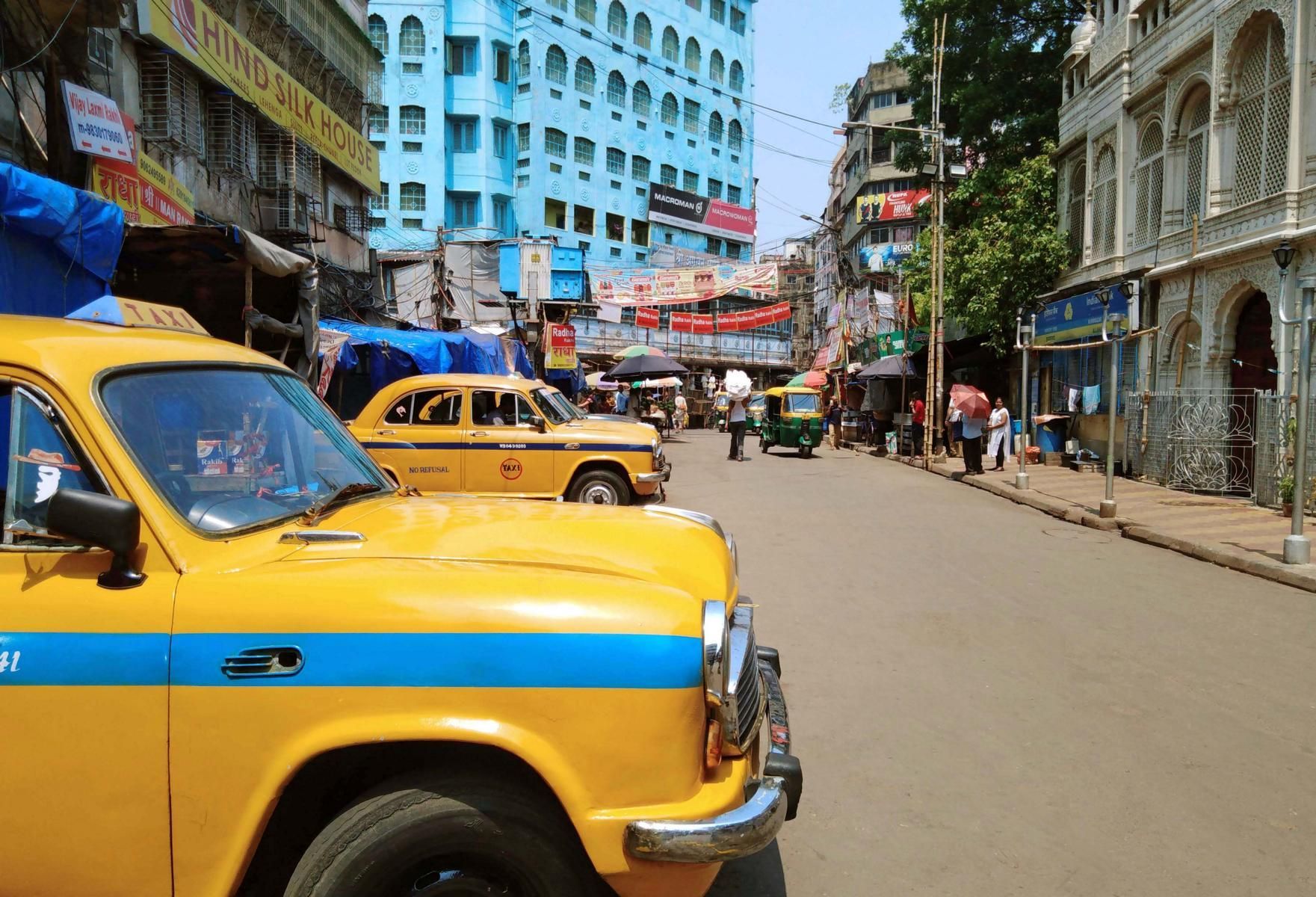 antike Taxis gegenüber eines Jain Tempel in Bada Bazar, Kalkutta