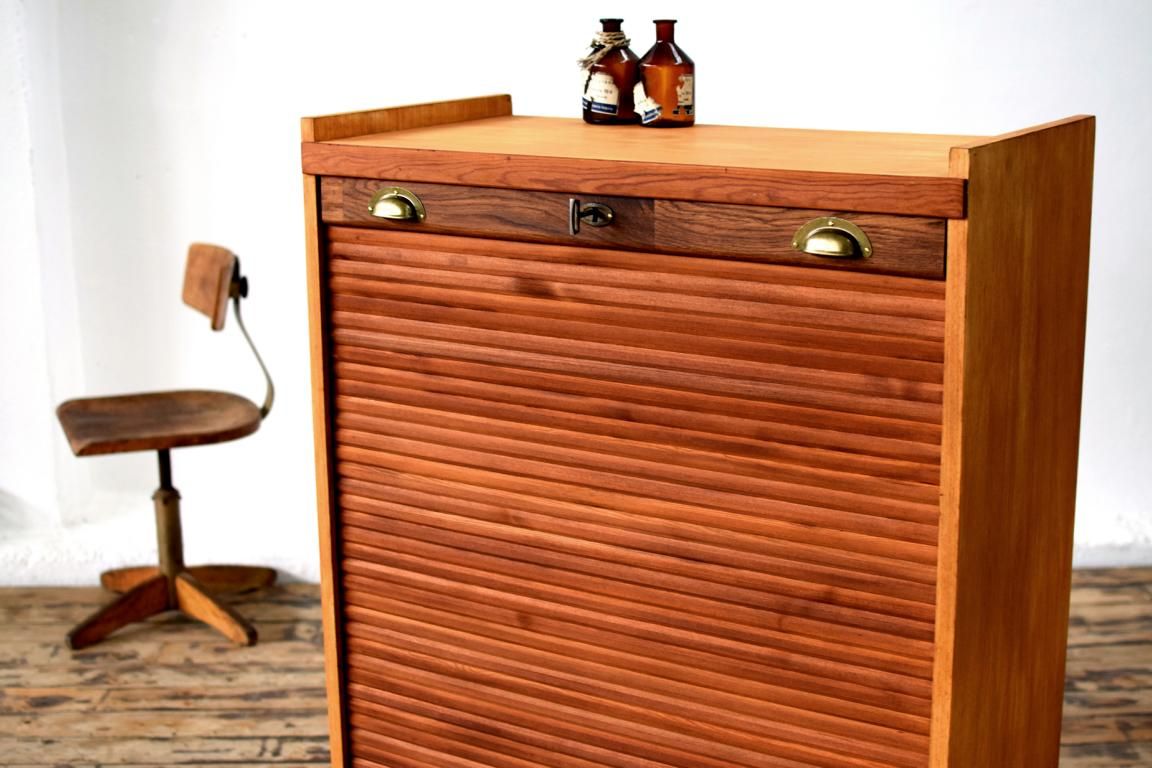 antiker Rollladenschrank aus den späten 1970er Jahren