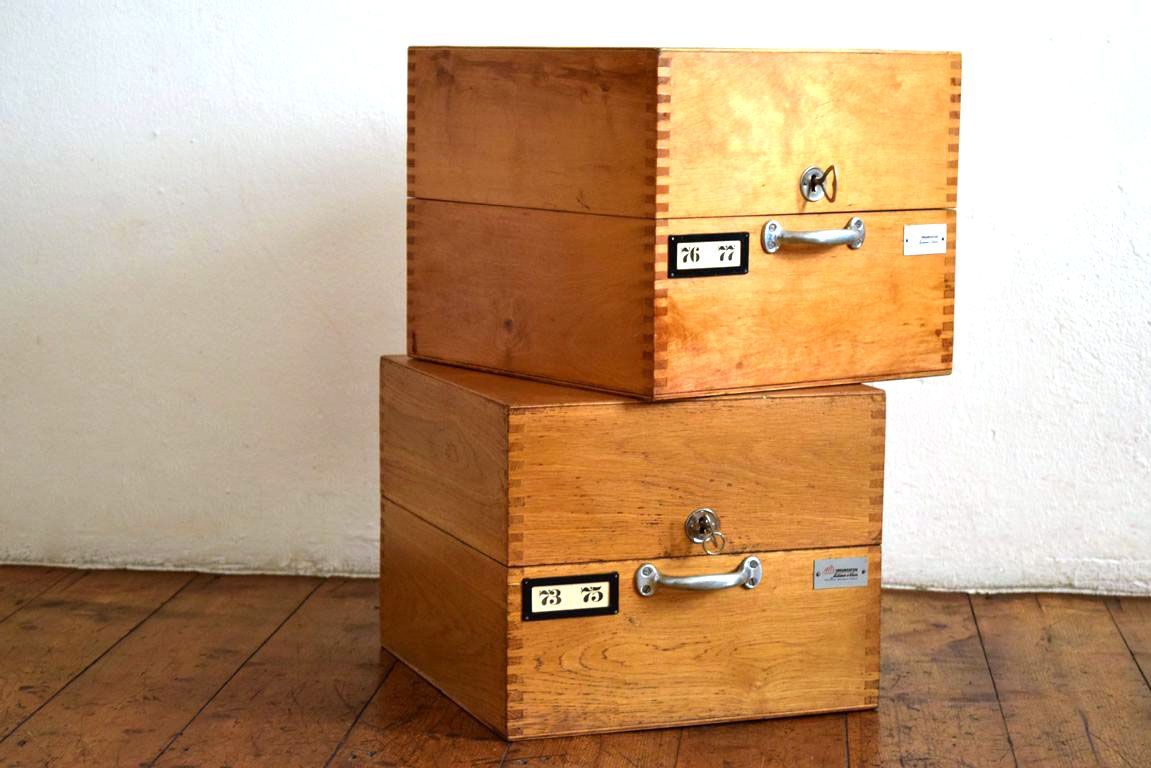 zwei antike Bürokisten aus Holz zur Lagerung von Papier